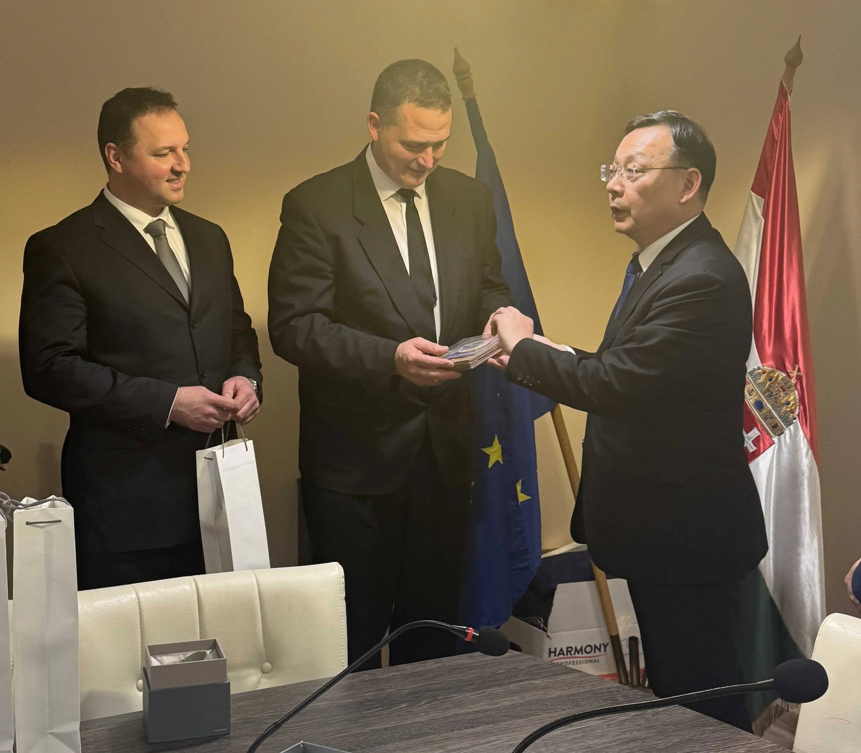 Kajfeng és Gyömrő városvezetői